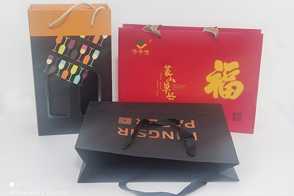 手提袋印刷體現(xiàn)了企業(yè)對商品發(fā)展趨勢、廣告效果的實用產(chǎn)品